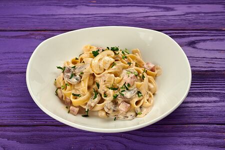 Феттуччине с ветчиной и грибами