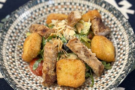 Салат с куриным филе и запеченным сыром