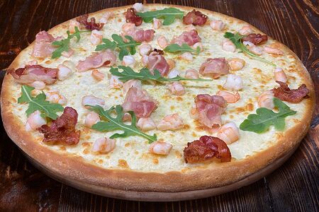 Пицца с креветками и беконом