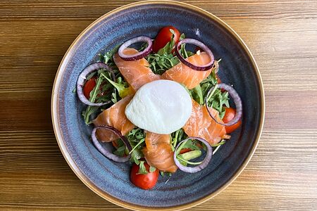 Салат со слабосолёным лососем