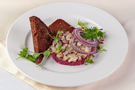 Салат из свеклы с чесноком с сельдью