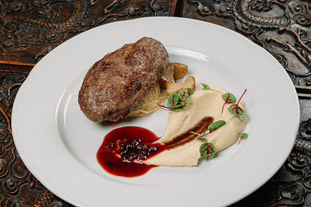 Котлета из лосятины с пюре из сельдерея и брусничным соусом