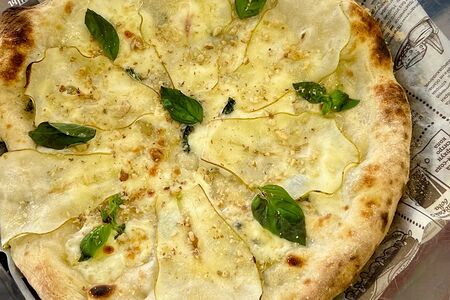 Неаполитанская пицца Груша-Горгондзола 