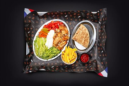 Шаверма на тарелке с курицей