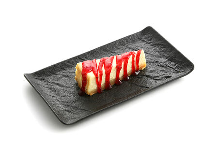 Чизкейк с брусничным соусом