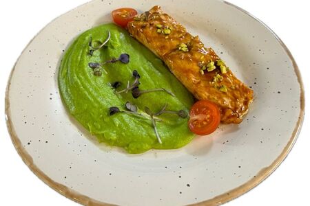 Лосось с муссом из брокколи