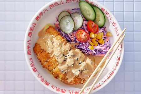 Супербоул с курицей катцу 