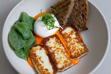 Жареный халуми с соусом из печеного перца и тартином