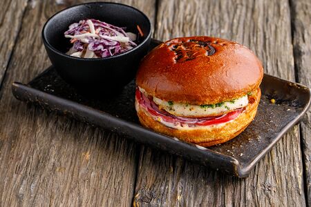 Бугер с куриной грудкой су-вид, соусом песто и горчичным соусом