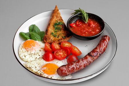 Глазунья с колбаской