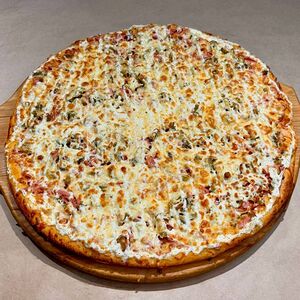 Пицца с вареной колбасой и солеными огурчиками