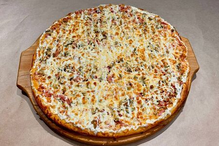 Пицца с вареной колбасой и солеными огурчиками