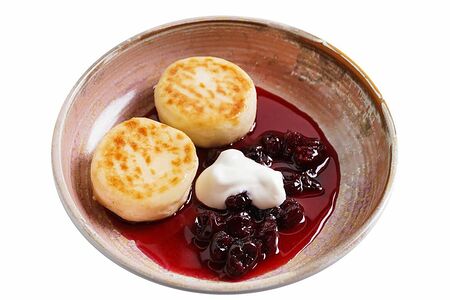 Сырники со сметаной и вареньем