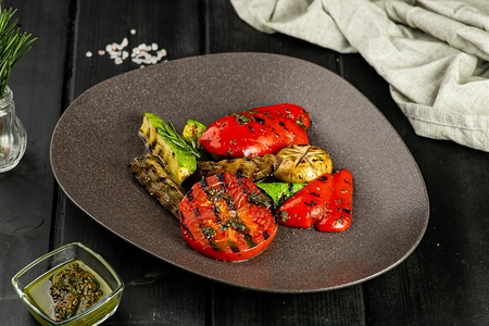 Овощи гриль с песто