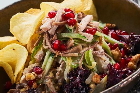 Салат мясной микс с чипсами