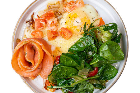 Глазунья с луком и томатами