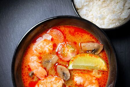 Том ям с цельными тигровыми креветками и лососем