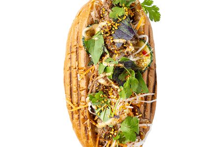 Бан ми с говядиной и луковым мармеладом