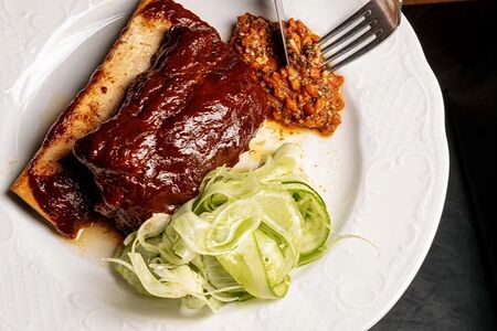 Ребро быка с соусом вьерж и цукини