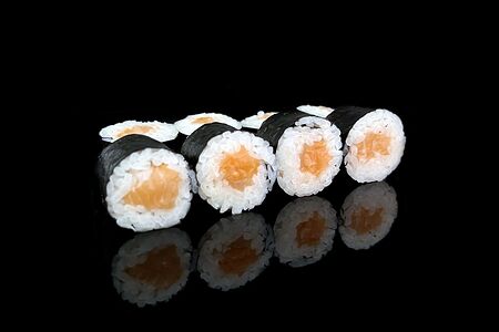 Маки с лососем