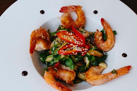 Острый салат с креветками