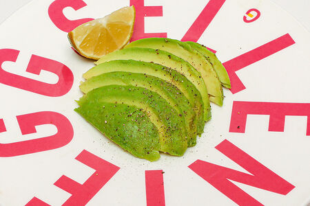 Половинка авокадо