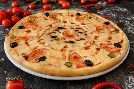 Пицца с лососем