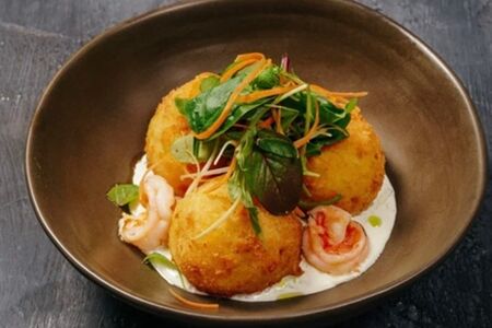 Крокеты с креветкой и огуречным релишем