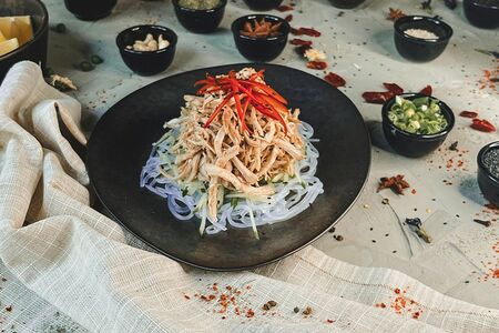 Салат с курицей и крахмальной лапшой