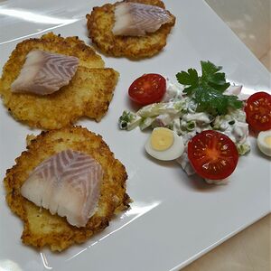 Салат Кенигсберг с копченым угрем, картофельными драниками и свежими овощами