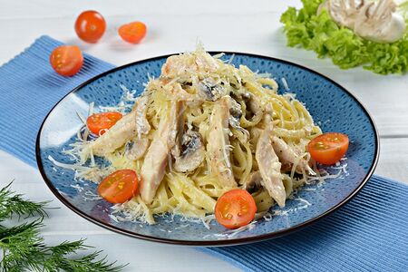 Паста с курицей и грибами