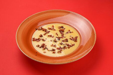 Сырный суп с хрустящим беконом