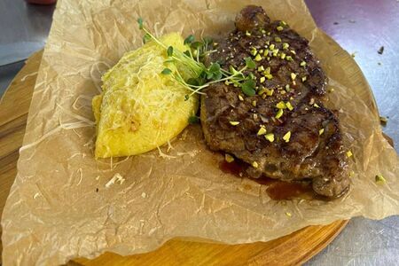 Стейк стриплойн с картофельным пюре