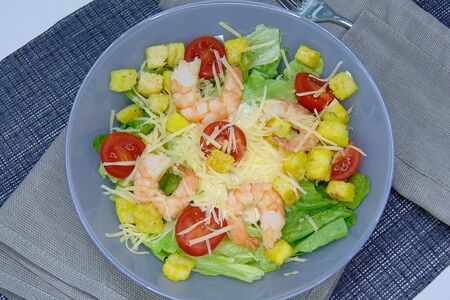 Салат Цезарь с тигровыми креветками