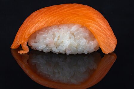 Суши с лососем