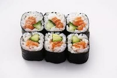 Ролл с лососем и огурцом