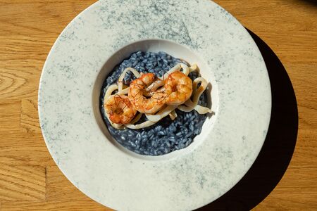 Голубое ризотто с кальмаром и креветкой