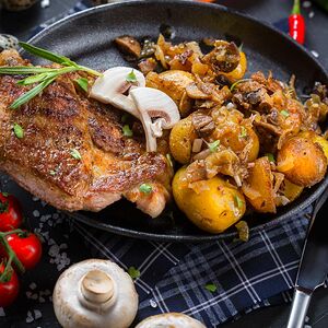 Стейк из cвинoй шеи с картофелем стоун