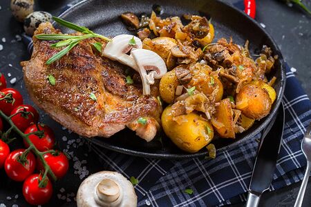 Стейк из cвинoй шеи с картофелем стоун