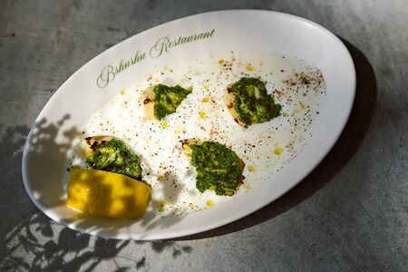 Артишоки на гриле с соусом песто в пармезаном муссе