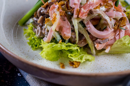 Русский салат из говядины и ветчины с овощами