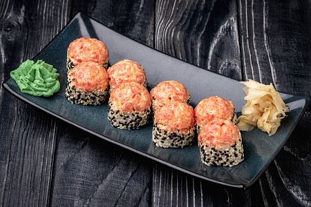 Ролл с лососем и острым тунцом