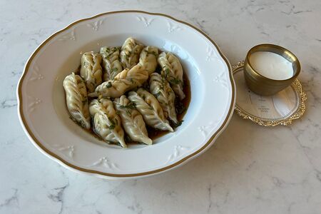 Пельмени с камчатским крабом и азиатским соусом 