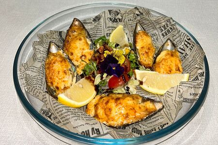 Мидии, запеченные в соусе спайси