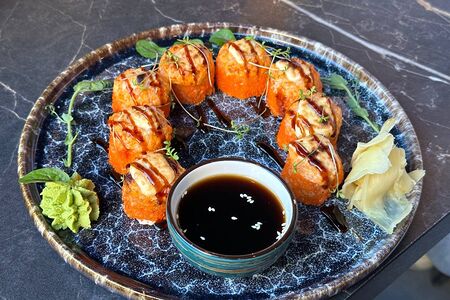 Запеченный ролл с крабом и моцареллой