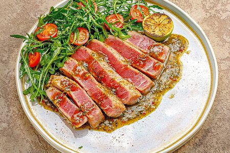 Стейк из спинки Yellow Fin тунца с азиатским соусом из моллюсков Абалон