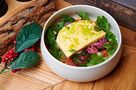 Фермерский салат из свежих овощей с домашней брынзой