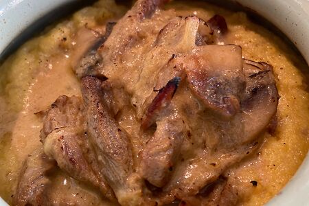 Бефстроганов в горшочке с кукурузной кашей