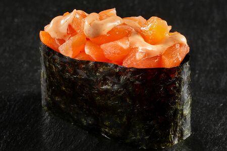 Гункан с лососем спайси