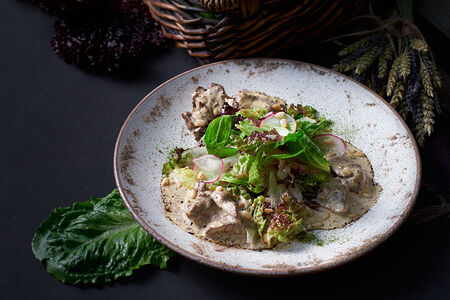 Салат с томленой куриной печенью